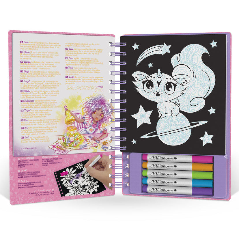 Libro de colorear terciopelo Nebulous Stars abierto mostrando páginas y rotuladores incluidos