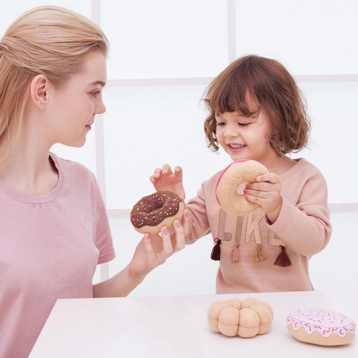 niño y mamá jugando con set de donuts de tela Classic World en juego simbólico