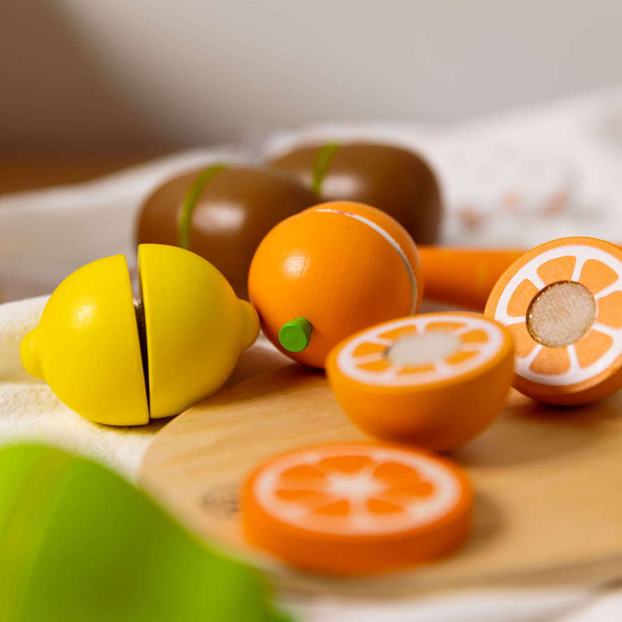 detalle frutas de madera cortadas en mitades con velcro del set Classic World