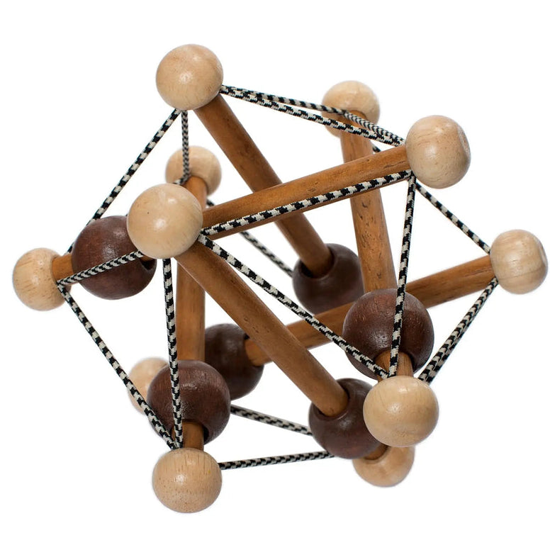 detalle de varillas y bolas de madera natural del sonajero Artful Skwish
