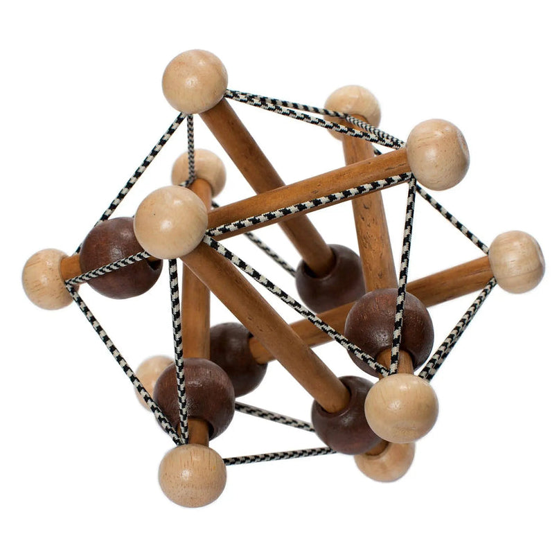 detalle de las bolitas de madera natural del sonajero Artful Skwish Manhattan Toy 

