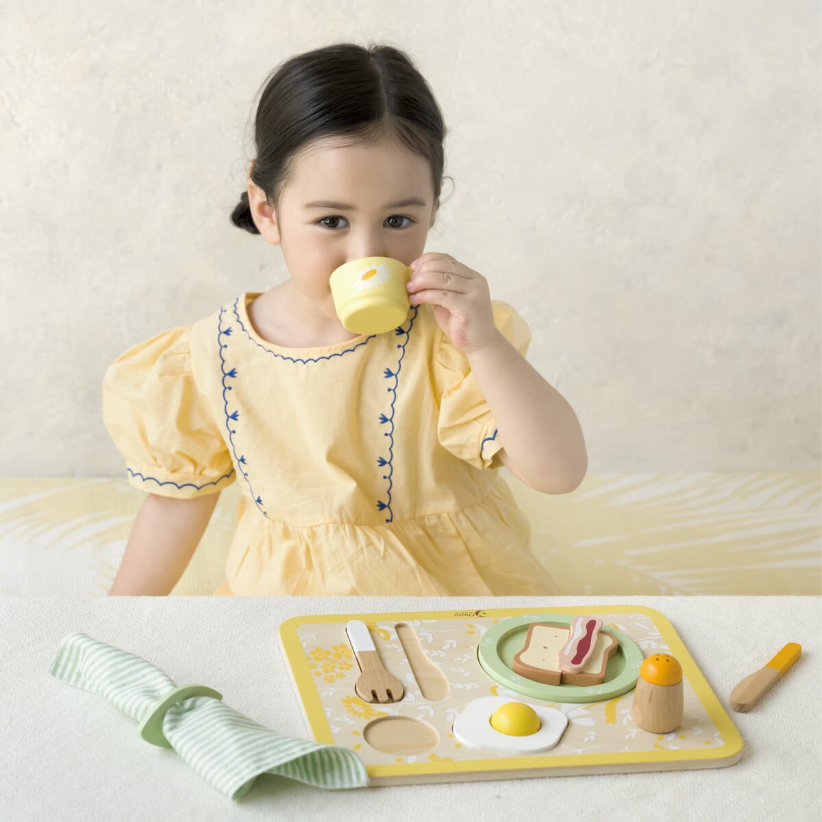 niña jugando con bandeja de desayuno de madera Classic World