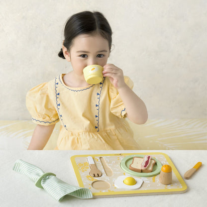 niña jugando con bandeja de desayuno de madera Classic World