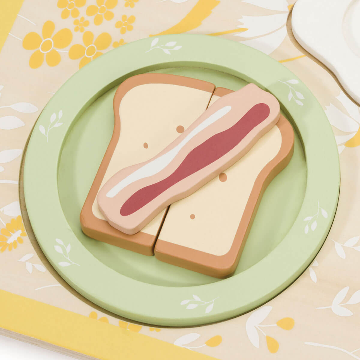 detalle tostada con bacon de la bandeja de desayuno Classic World