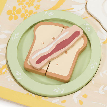 detalle tostada con bacon de la bandeja de desayuno Classic World