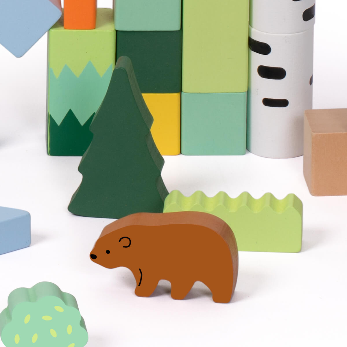 Detalle de los animales y árboles de madera del set de bloques bosque Classic World de 50 piezas
