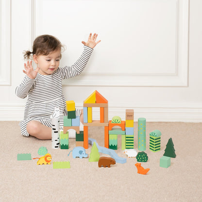 Niña jugando con bloques de construcción bosque Classic World en el suelo