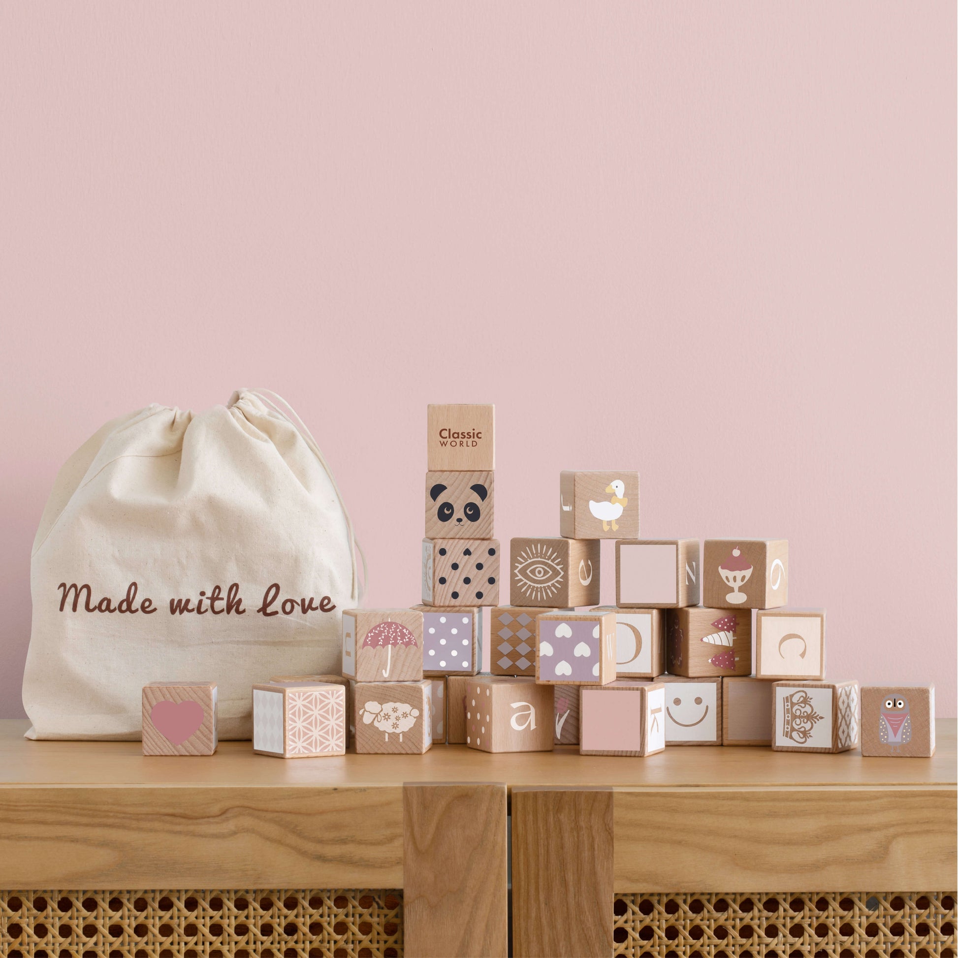 conjunto de bloques de construcción con letras y números Colección Iris Classic World apilados en pirámide