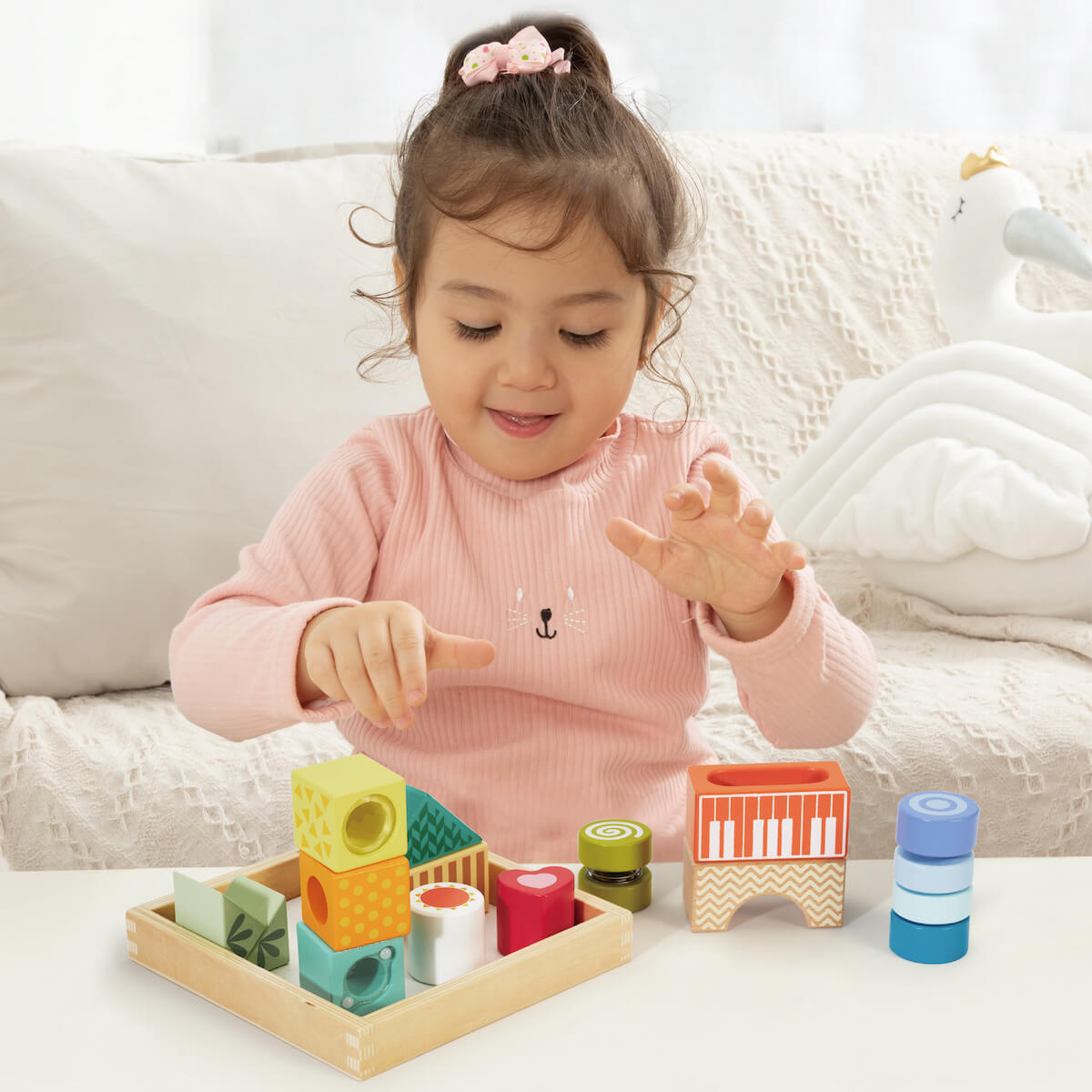 Niña jugando con Bloques sensoriales de madera de Classic World