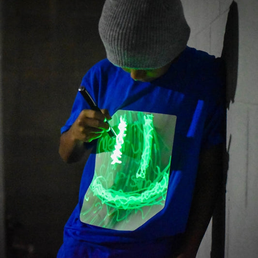 camiseta azul interactiva con panel fosforescente Illuminated Apparel
