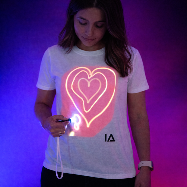 camiseta blanca interactiva con panel fosforescente Illuminated Apparel
