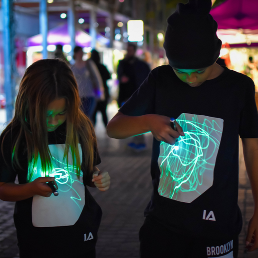 camiseta negra interactiva con panel fosforescente Illuminated Apparel