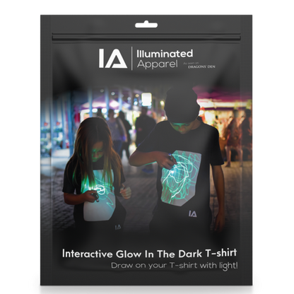 packaging de la camiseta negra interactiva con panel fosforescente Illuminated Apparel
