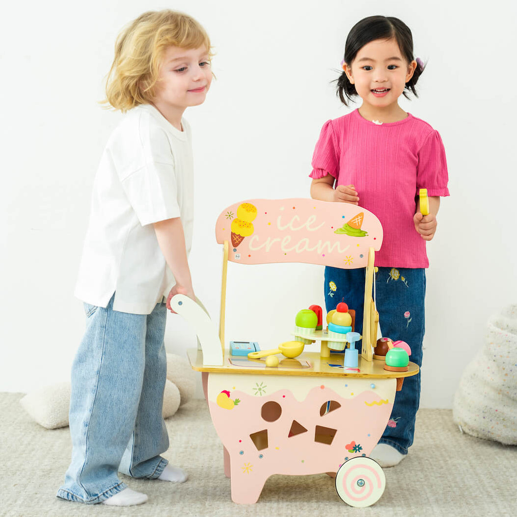 Niños empujando el Carrito de Helados de Classic World