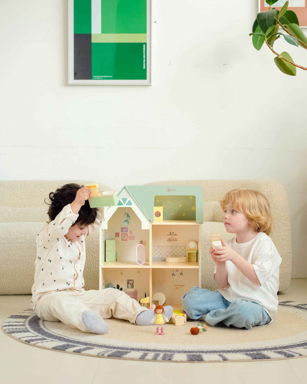 Dos niños jugando con la casa de muñecas Cottage de madera de Classic World, ideal para el juego simbólico
