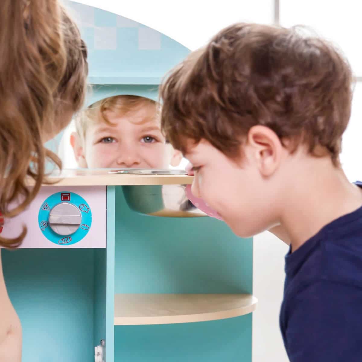 detalle del fregadero metálico y baldas laterales