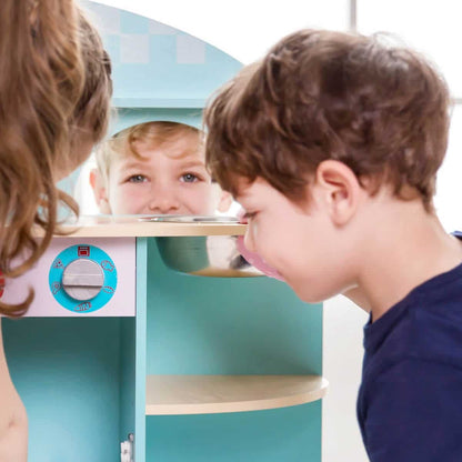 detalle del fregadero metálico y baldas laterales