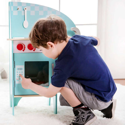 detalle de mandos y horno de la cocinita de madera