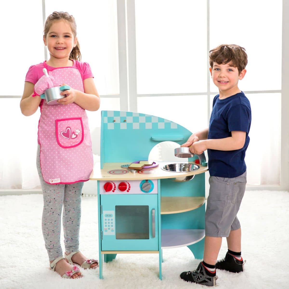 cocinita de madera con utensilios y accesorios básicos