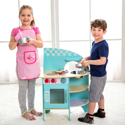 cocinita de madera con utensilios y accesorios básicos