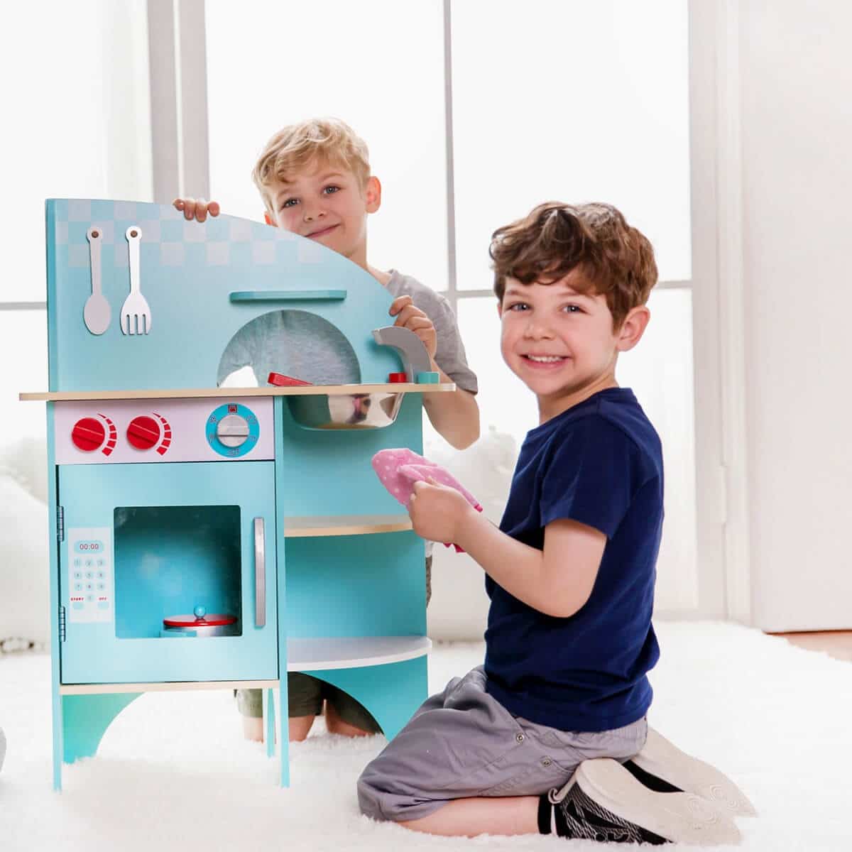 cocinita azul en uso para juego simbólico a partir de 3 años