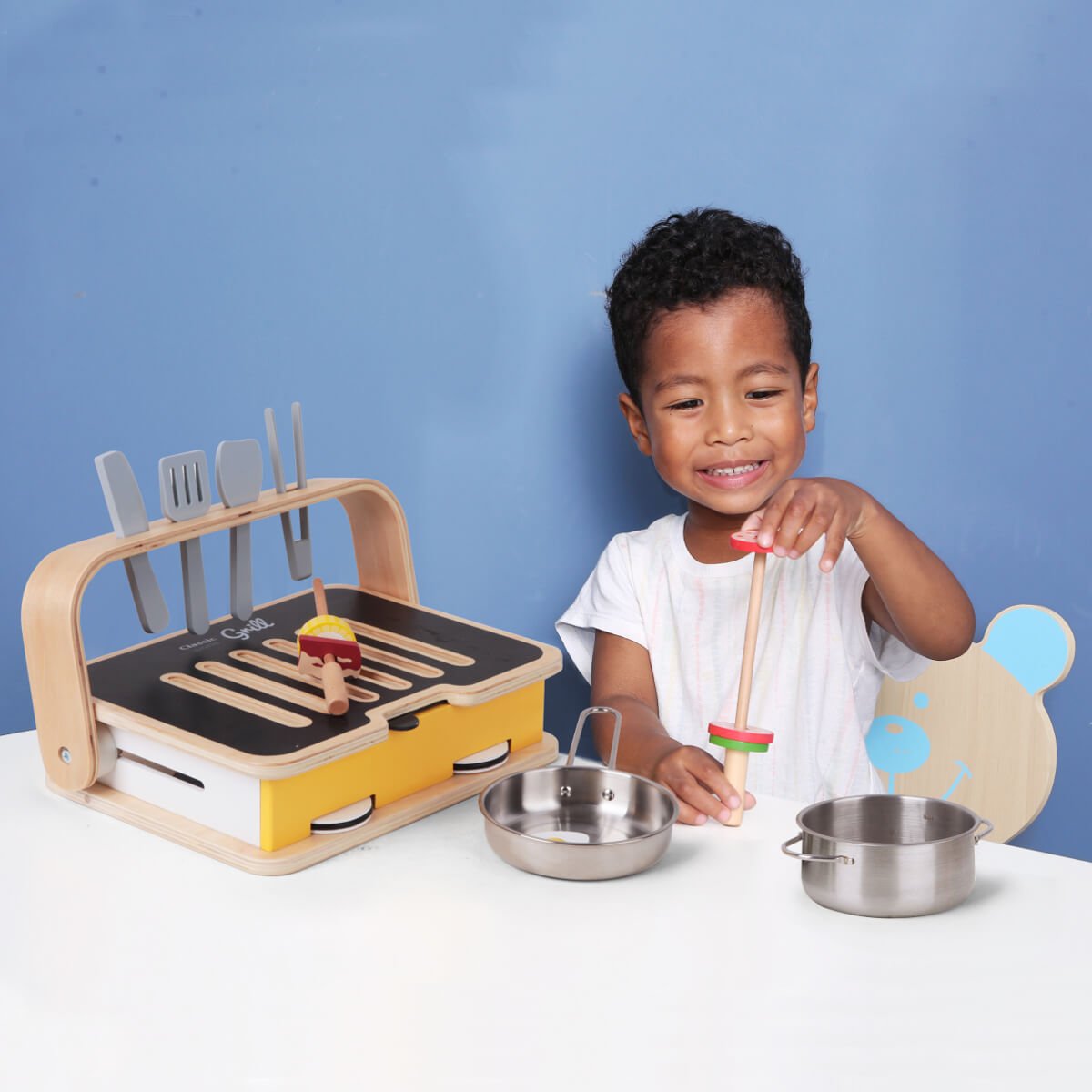 niño jugando con cocina de sobremesa portátil Classic World en modo barbacoa