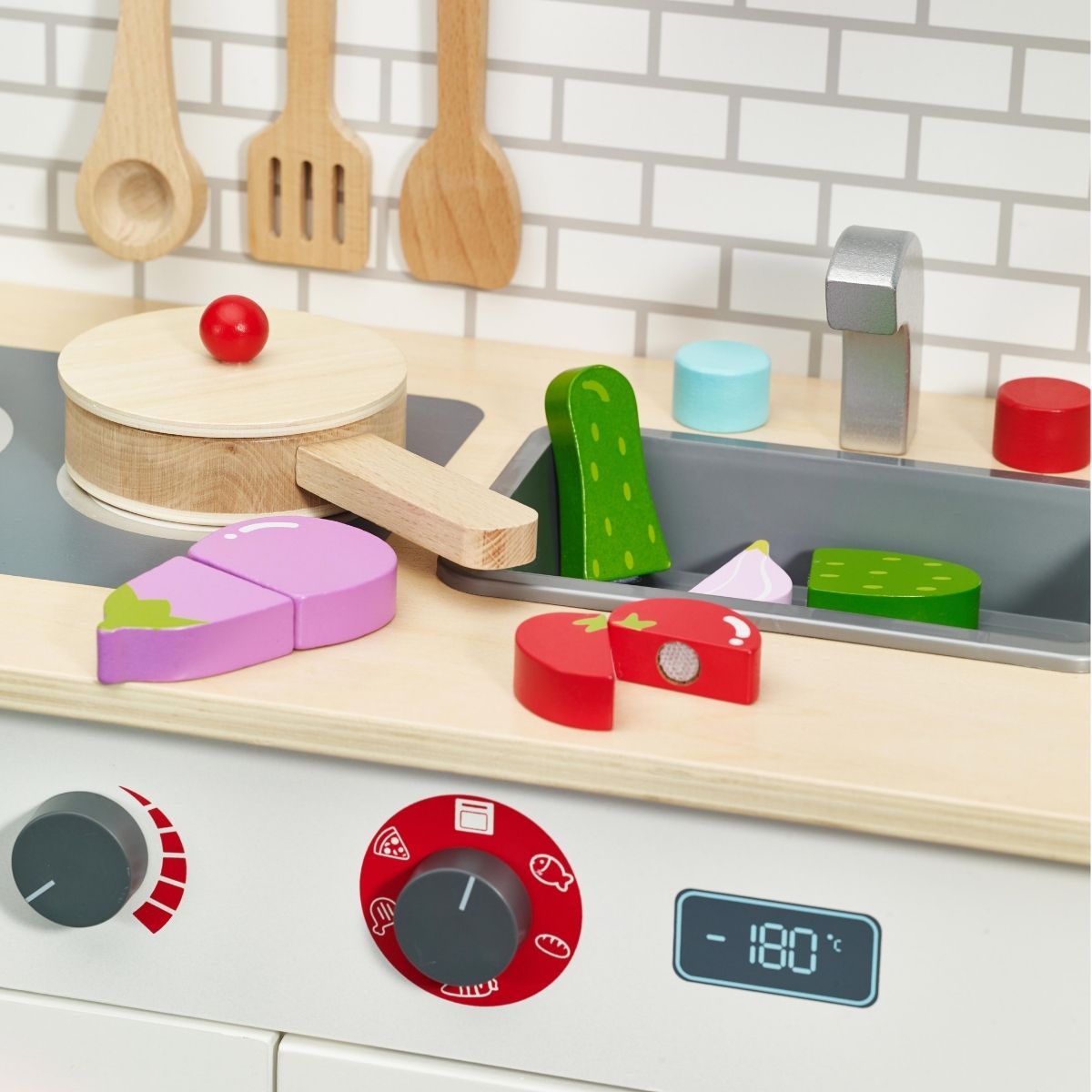 detalle del fregadero de la cocinita de madera Cocina del Chef Classic World