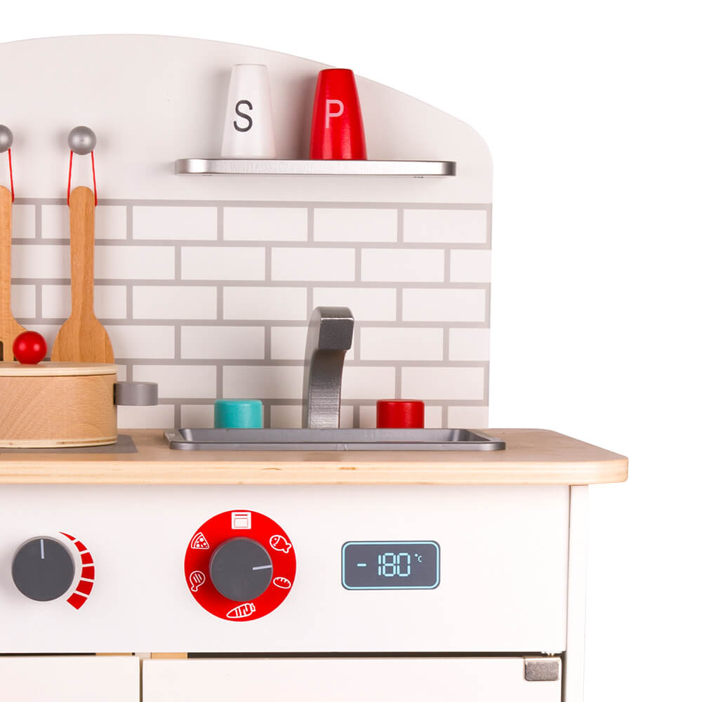 detalle panel trasero con utensilios de la cocinita Cocina del Chef Classic World