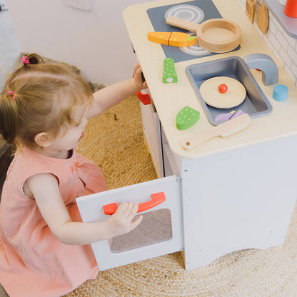 niña jugando con la cocinita de madera Cocina del Chef Classic World