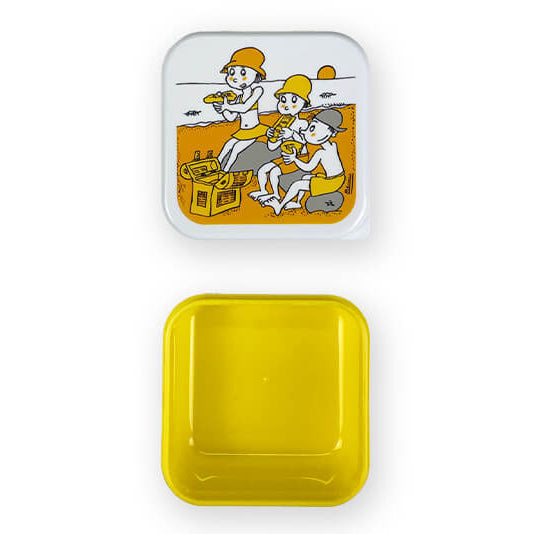Fiambrera mini de plástico libre de BPA de color amarillo ilustrada por Pilarín Bayés