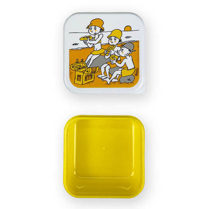 Fiambrera mini de plástico libre de BPA de color amarillo ilustrada por Pilarín Bayés