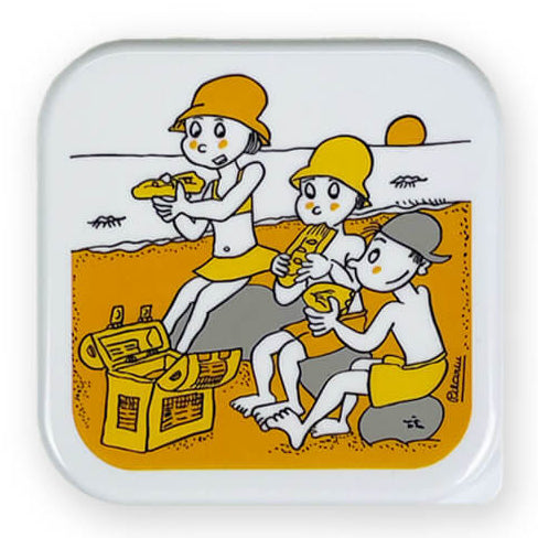 Detalle de la ilustración "En la playa" de Pilarín Bayés, fiambrera de color amarillo