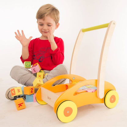 Niño jugando con el Correpasillos con bloques de madera de letras y números de Classic World