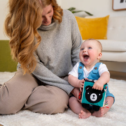 Mamá y bebé jugando con el cubo de descubrimiento sensorial Wimmer de la marca Manhattan Toy