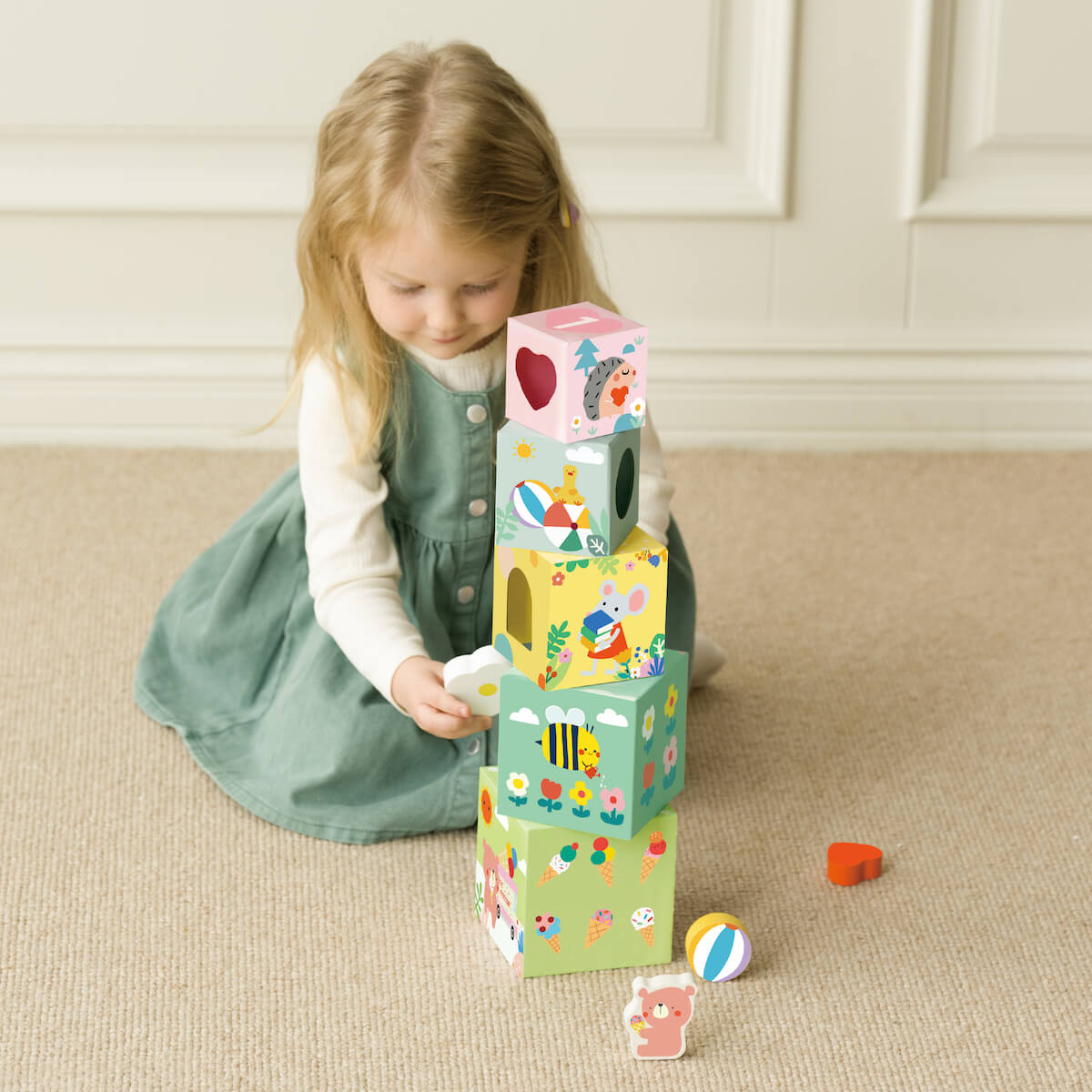 Niña jugando con cubos apilables con formas de madera para clasificar de Classic World
