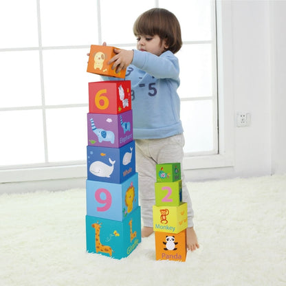 Niño apilando los Cubos apilables de animales y número de cartón de Classic World