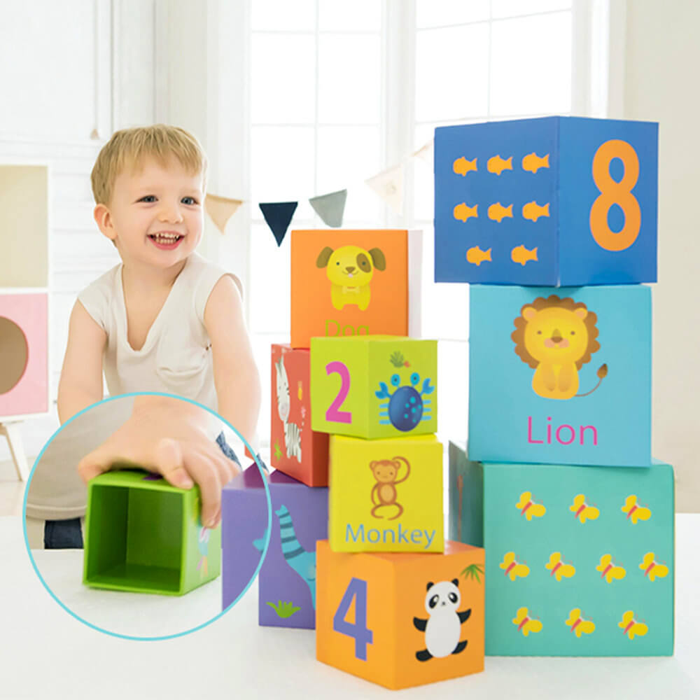 Niño jugando con Cubos apilables de animales y número de cartón de Classic World
