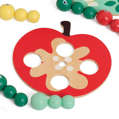 Gusanos de madera de colores del juego Pájaro Carpintero Classic World junto al árbol