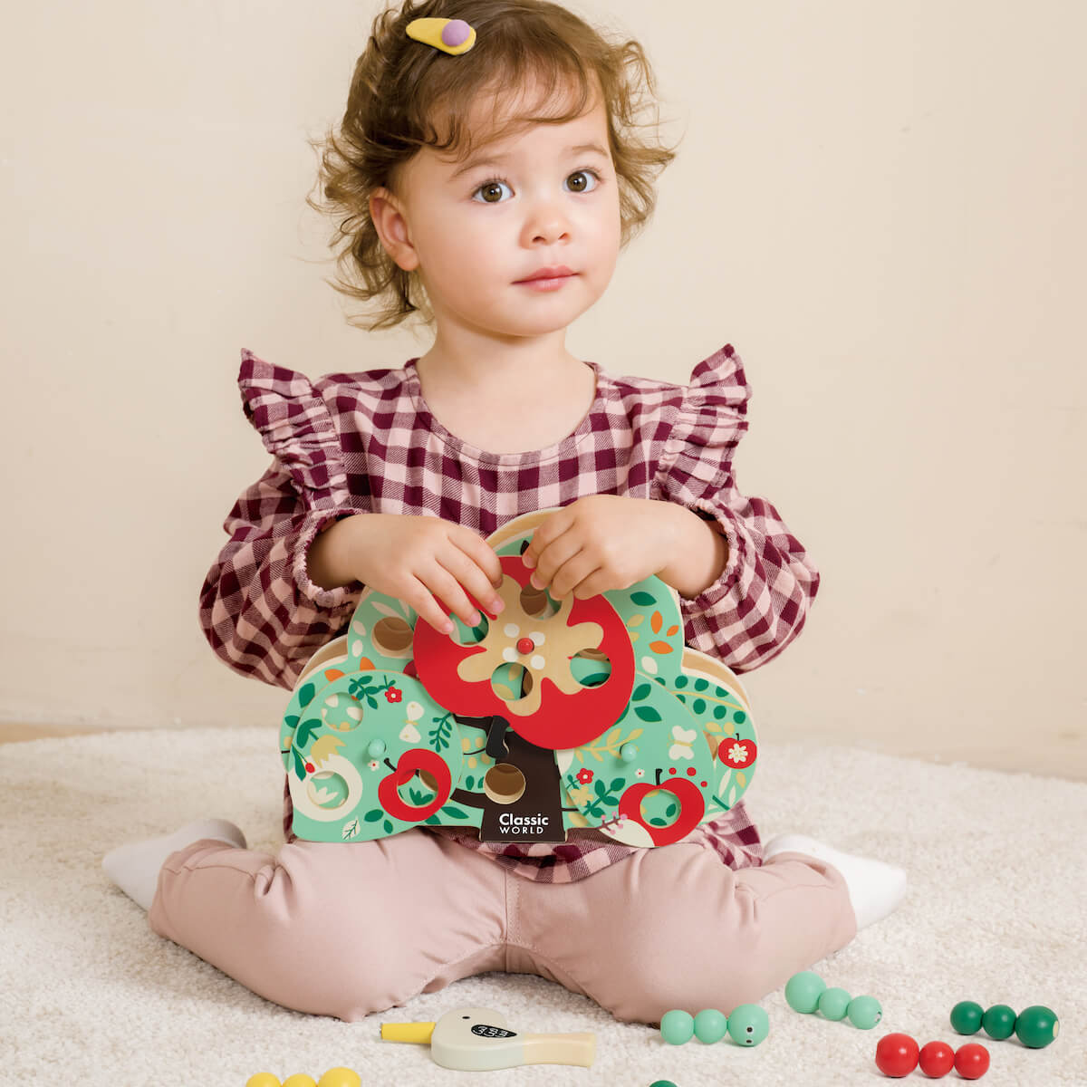 Niña jugando con el juego Pájaro Carpintero de madera para encontrar gusanos escondidos en el árbol Classic World