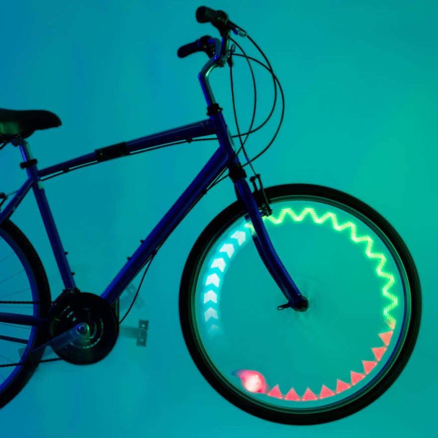 Detalle de la luz LED Brightz para radio de bicicleta con clip de instalación