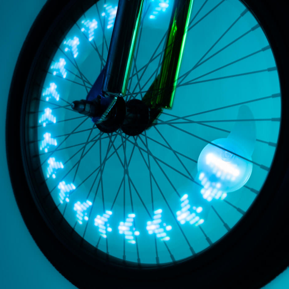 Detalle de la luz LED Brightz para radio de bicicleta