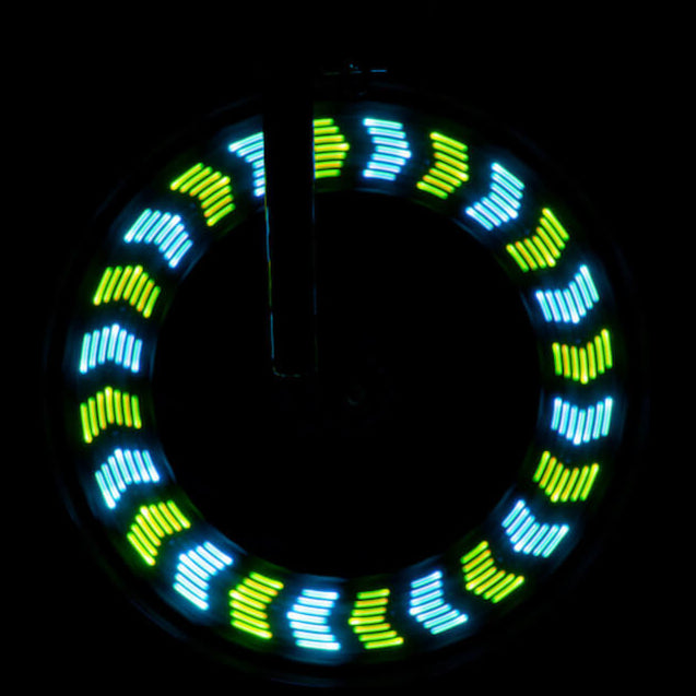 Rueda de bicicleta con formas luminosas Brightz encendidas mostrando distintos patrones de color