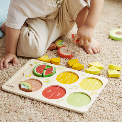 Niño jugando con Puzzle encajable de frutas con fracciones de madera de Classic World