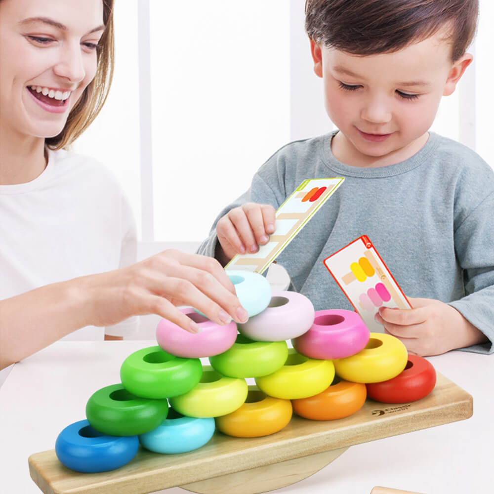 Niño jugando con Juego de apilar y equilibrio de Classic World 