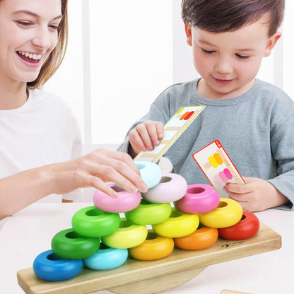 Niño jugando con Juego de apilar y equilibrio de Classic World 