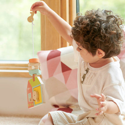 Niño jugando con el set de ensartar formas con cerradura de Classic World para bebés de 18 meses