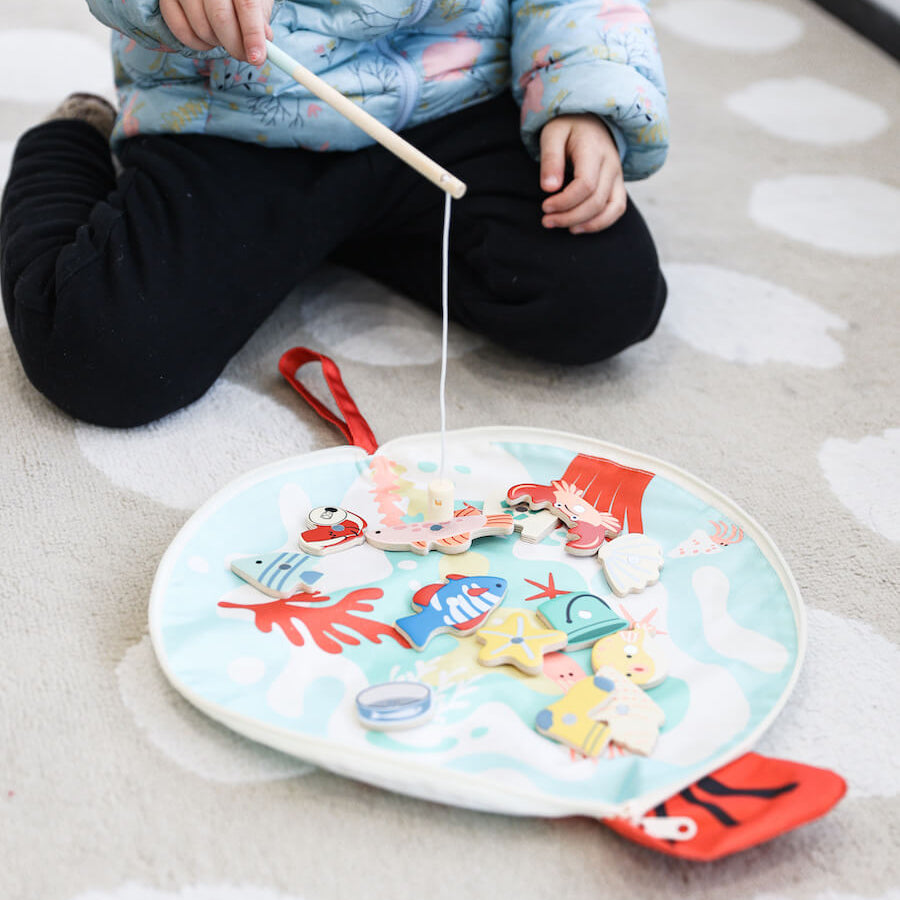 Niño jugando con el Juego de Pesca de madera de Classic World para niños a partir de 18 meses