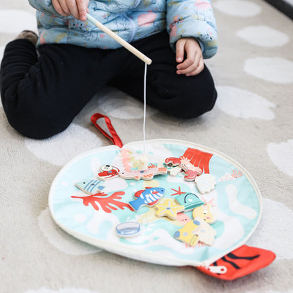 Niño jugando con el Juego de Pesca de madera de Classic World para niños a partir de 18 meses
