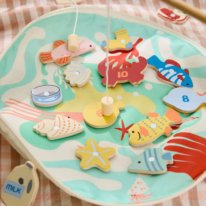 Juego de pesca de madera de la marca Classic World para concienciar a los niños sobre la limpieza de los océanos