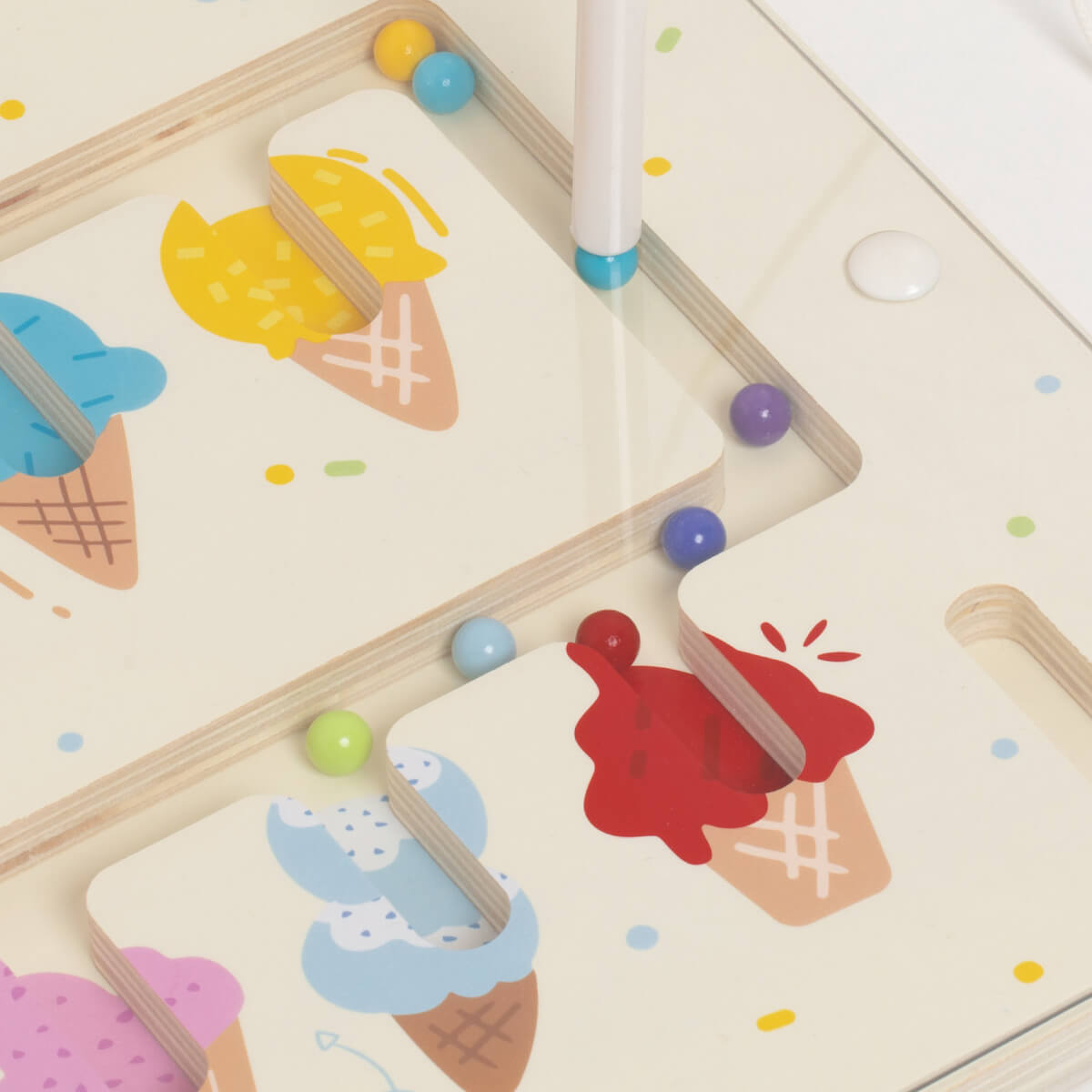Detalle del Laberinto Magnético Helados de Classic World para niños a partir de 2 años
